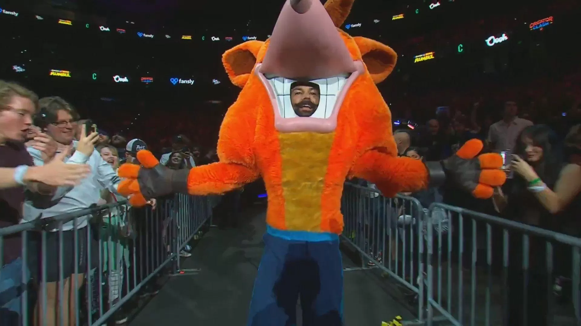 Crash Bandicoot arriva a Creator Clash 2 e riempie tutti di mazzate sul ring